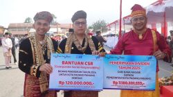 Kepala Cabang Bank Nagari Padangpanjang Handre Irviyandi saat menyerahkan deviden dan CSR Bank Nagari kepada Wali Kota Padangpanjang, Senin (17/08/2026). 