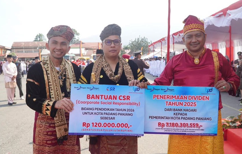 Kepala Cabang Bank Nagari Padangpanjang Handre Irviyandi saat menyerahkan deviden dan CSR Bank Nagari kepada Wali Kota Padangpanjang, Senin (17/08/2026). 