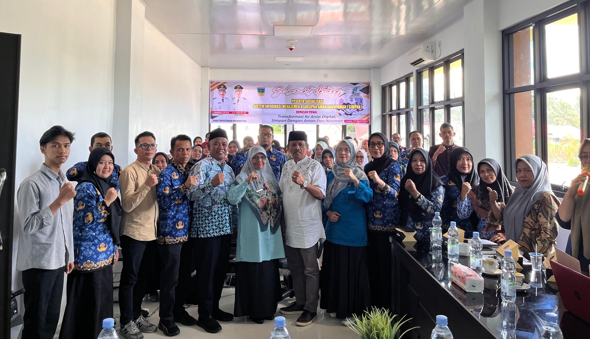 Kepala Dinas Perpustakaan dan Arsipan Kabupaten Solok Selatan Syamsuria, S.Pd, MM bersama peserta Sosialisasi Aplikasi SIMPAN.