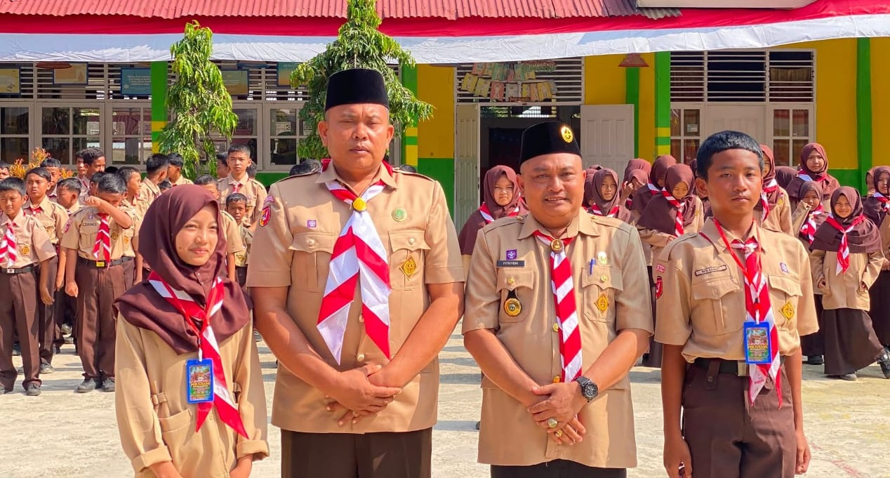 Kepala Kantor Kemenag Solok Selatan Fitriyoni, bersama Kepala MTsN 5 Solok Selatan Joni Aprisal saat pembukaan Perjusama MTsN 5 Solok Selatan, Jum’at (21/08/2026).