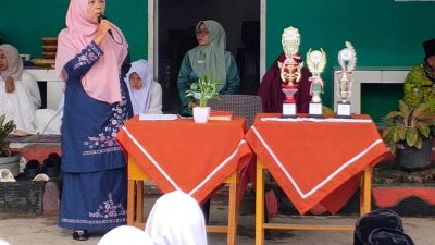 Kepala MTsN 6 Solok Selatan Lili Defita, S.Pd saat memberikan sambutan dihadapan siswa saat peringata Maulid Nabi Muhammad SAW di sekolah setempat, Rabu (26/08/2026).