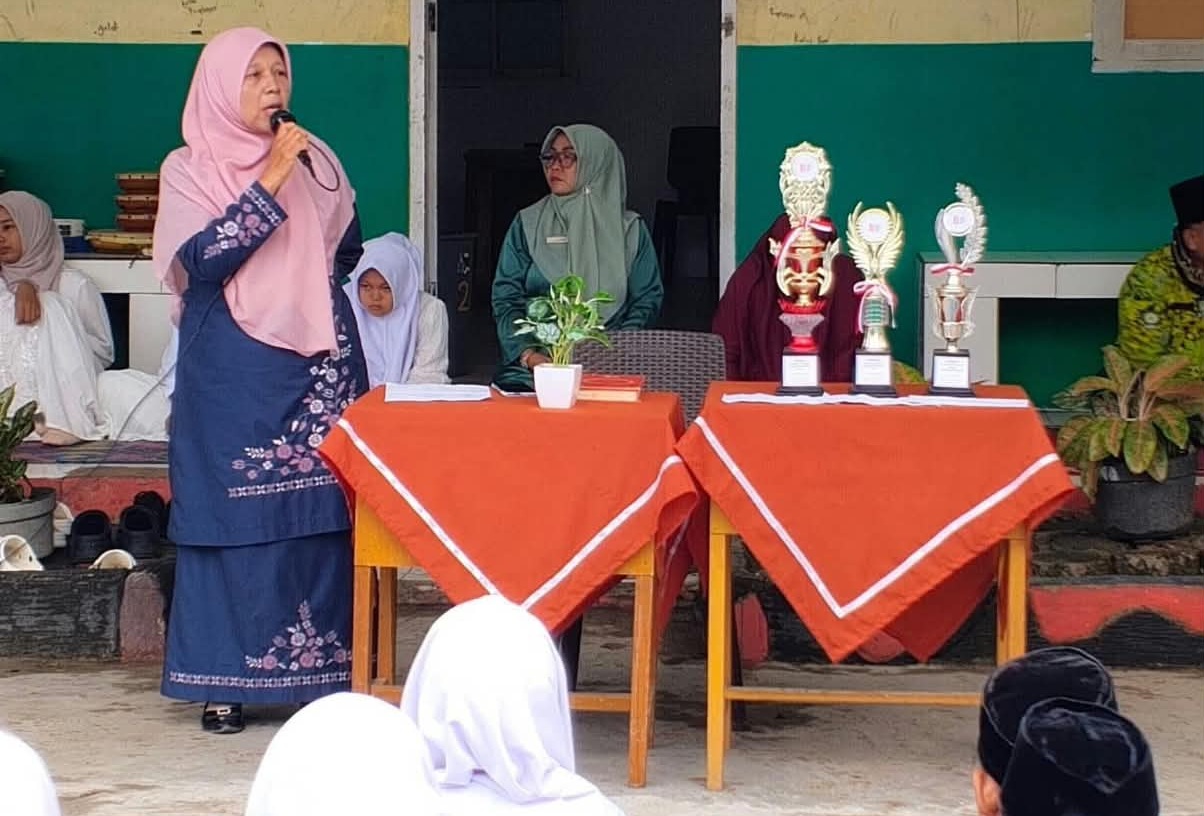 Kepala MTsN 6 Solok Selatan Lili Defita, S.Pd saat memberikan sambutan dihadapan siswa saat peringata Maulid Nabi Muhammad SAW di sekolah setempat, Rabu (26/08/2026).