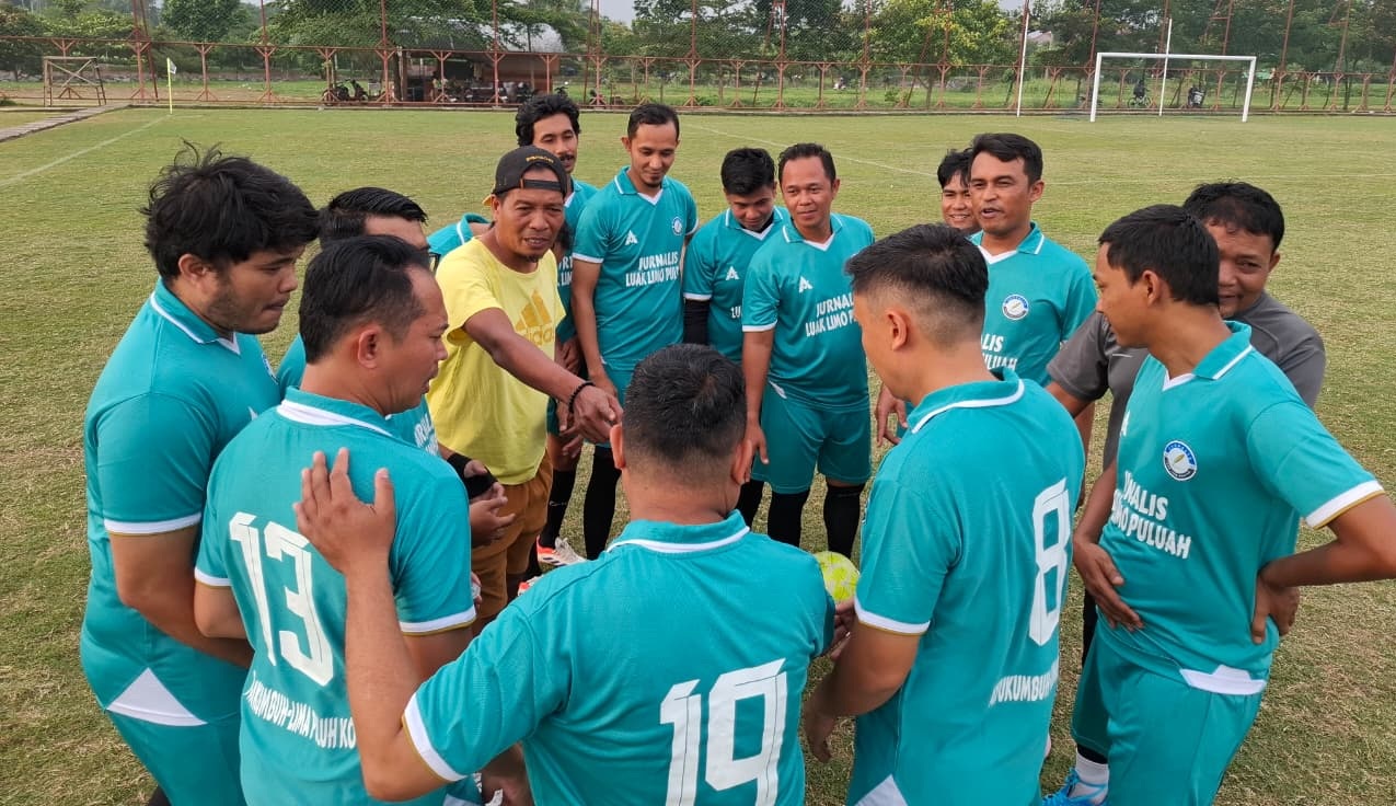 Jurnalis FC Luak Payakumbuh-Limapuluh Kota saat menjalani laga persahabatan dengan Askot PSSI Payakumbuh di Stadion Kapten Tantawi, Payakumbuh, Senin (10/08/2026).