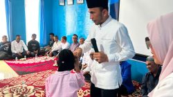 Ketua DPD PAN Kota Padangpanjang Allex Saputra saat menyerahkan santuan kepada anak yatim pada Tasyakuran HUT ke 28 Partai Amanat Nasional, Minggu (23/08/2026).