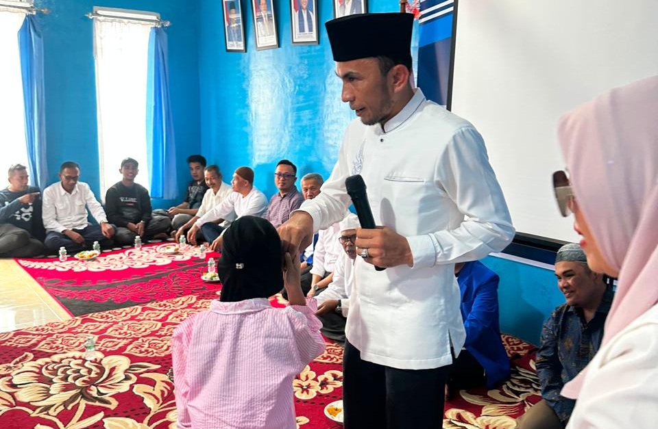 Ketua DPD PAN Kota Padangpanjang Allex Saputra saat menyerahkan santuan kepada anak yatim pada Tasyakuran HUT ke 28 Partai Amanat Nasional, Minggu (23/08/2026).