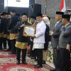 Muharlion Sematkan PIN Emas kepada Buya Zulhardi