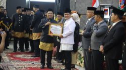 Ketua DPRD Kota Padang Muharlion menyerahkan piagam penghargaan kepada Zulhardi Z. Latif, SH., MM, Jum’at (07/08/2026). 