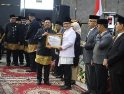 Muharlion Sematkan PIN Emas kepada Buya Zulhardi