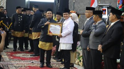 Ketua DPRD Kota Padang Muharlion menyerahkan piagam penghargaan kepada Zulhardi Z. Latif, SH., MM, Jum’at (07/08/2026).