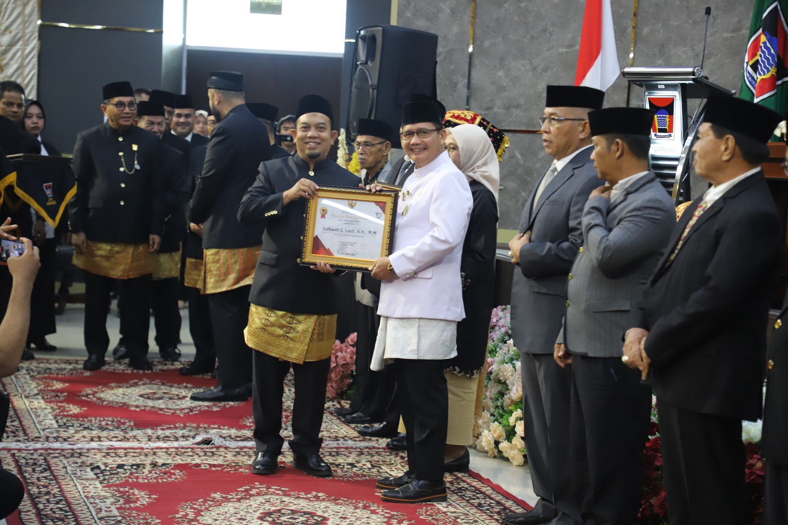 Ketua DPRD Kota Padang Muharlion menyerahkan piagam penghargaan kepada Zulhardi Z. Latif, SH., MM, Jum’at (07/08/2026). 