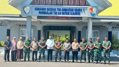 Ketua DPRD Kota Padang Muharlion bersama Wali Kota Padang secara langsung mengantarkan undangan Hari Jadi Kota (HJK) Padang ke-357 kepada jajaran Forkopimda Provinsi Sumatera Barat.