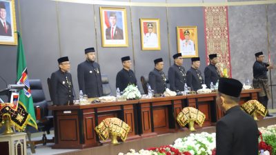 Ketua DPRD Kota Padang bersama Wakil Ketua dan Kepala Daerah saat Sidang Istimewa DPRD Peringatan HJK ke 351 Padang, Jum'at (07/08/2026).