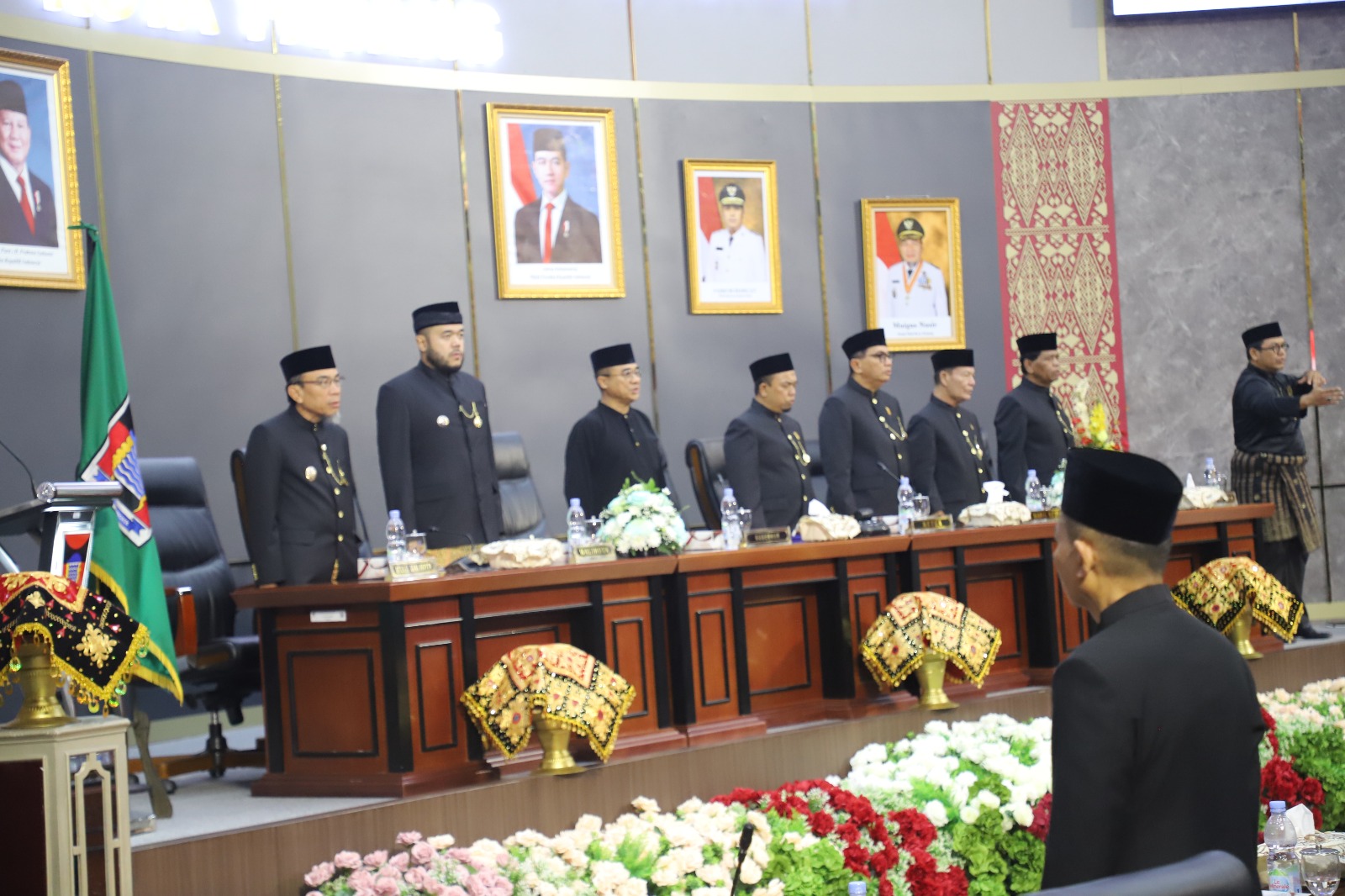 Ketua DPRD Kota Padang bersama Wakil Ketua dan Kepala Daerah saat Sidang Istimewa DPRD Peringatan HJK ke 351 Padang, Jum'at (07/08/2026).