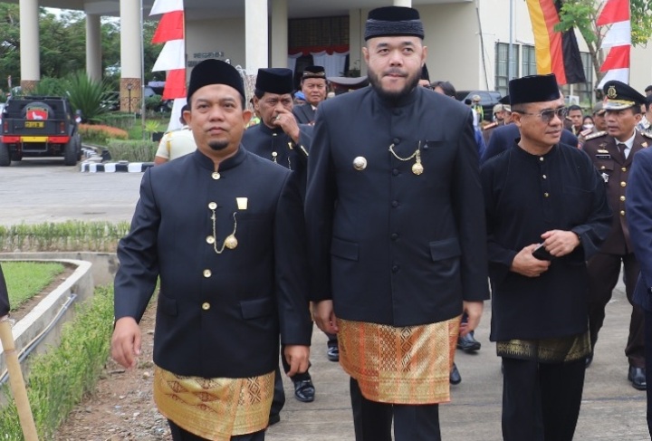 Ketua DPRD Kota Padang Muharlion bersama Wali Kota Padang Fadly Amran saat peringatan HJK ke 351 Padang, Jum’at (07/08/2026).