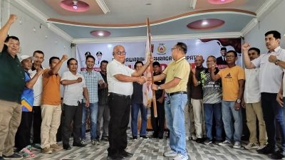 Ketua KONI Agam terpilih, Edi Busti menerima pataka KONI Agam dari pimpinan sidang Musorkab KONI Agam, Vera Cristian, Rabu (26/08/2026). 