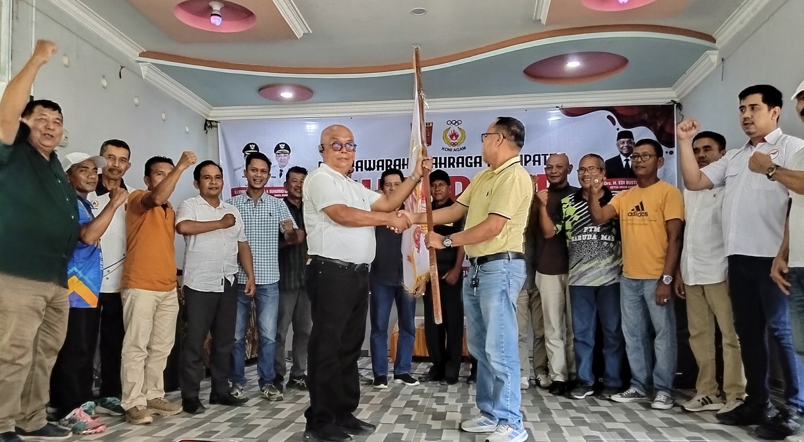 Ketua KONI Agam terpilih, Edi Busti menerima pataka KONI Agam dari pimpinan sidang Musorkab KONI Agam, Vera Cristian, Rabu (26/08/2026). 