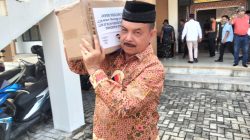 Ketua LKAAM Sumatera Barat Prof. Dr. H. Fauzi Bahar Datuk Nan Sati, M.Si turut mengangkat bingkisan rendang dari kantor LKAAM ke truk yang telah di sediakan TNI AU untuk di berangkatkan dengan pesawat Hercules menuju NTT.