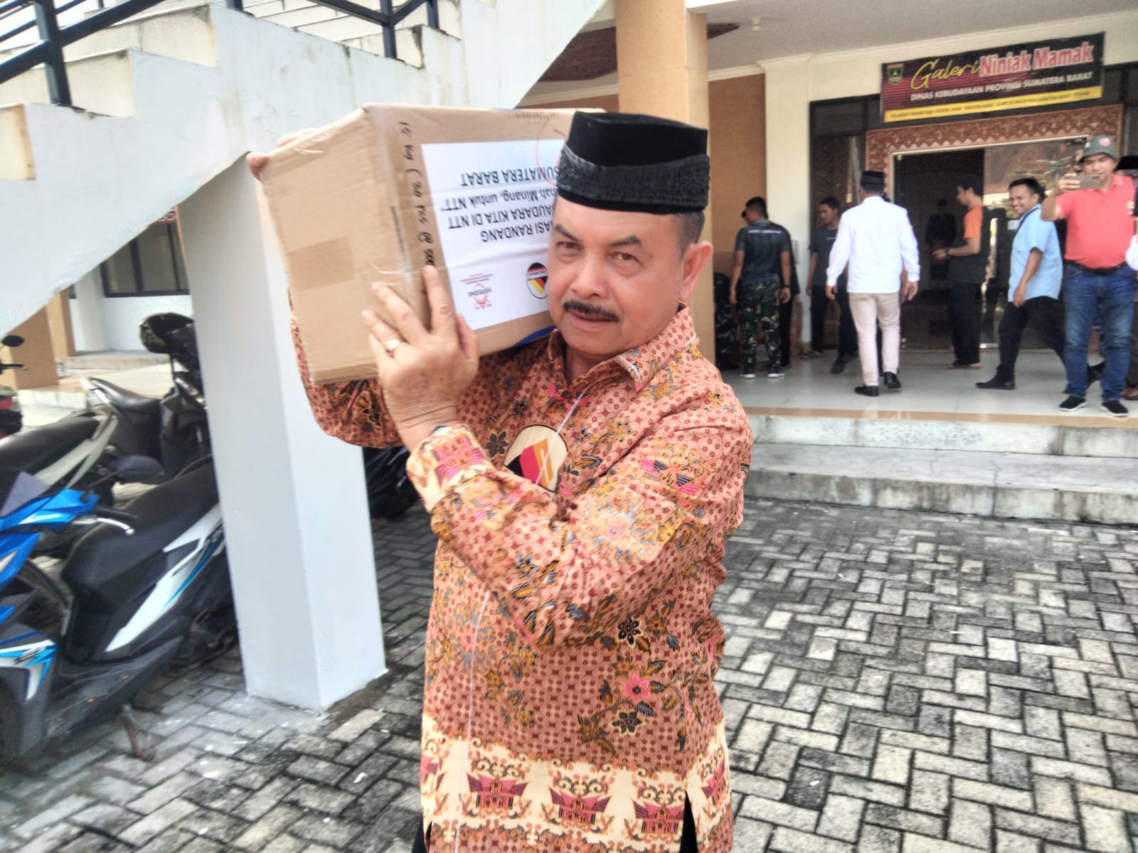 Ketua LKAAM Sumatera Barat Prof. Dr. H. Fauzi Bahar Datuk Nan Sati, M.Si turut mengangkat bingkisan rendang dari kantor LKAAM ke truk yang telah di sediakan TNI AU untuk di berangkatkan dengan pesawat Hercules menuju NTT.