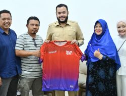 Ketua Panitia BOM Run 2026 Revdi Iwan Syahputra bersama Wali Kota Padang Fadly Amran