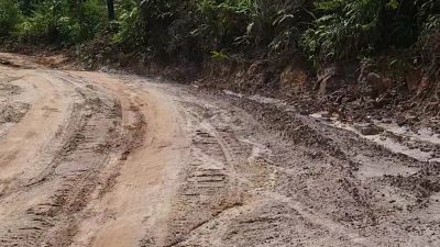 Kondisi jalan Sialang-Tanjung Jaran yang kondisinya sangat memprihatinkan meskipun berstatus jalan provinsi.