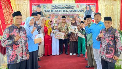 Kepala MIN 1 Solok Selatan Amoy Liza, S.Pd.I, bersama majelis guru dan kepala Kantor Kementrian Agama Kabupaten Solok Selatan Fitriyoni, SH., MH.
