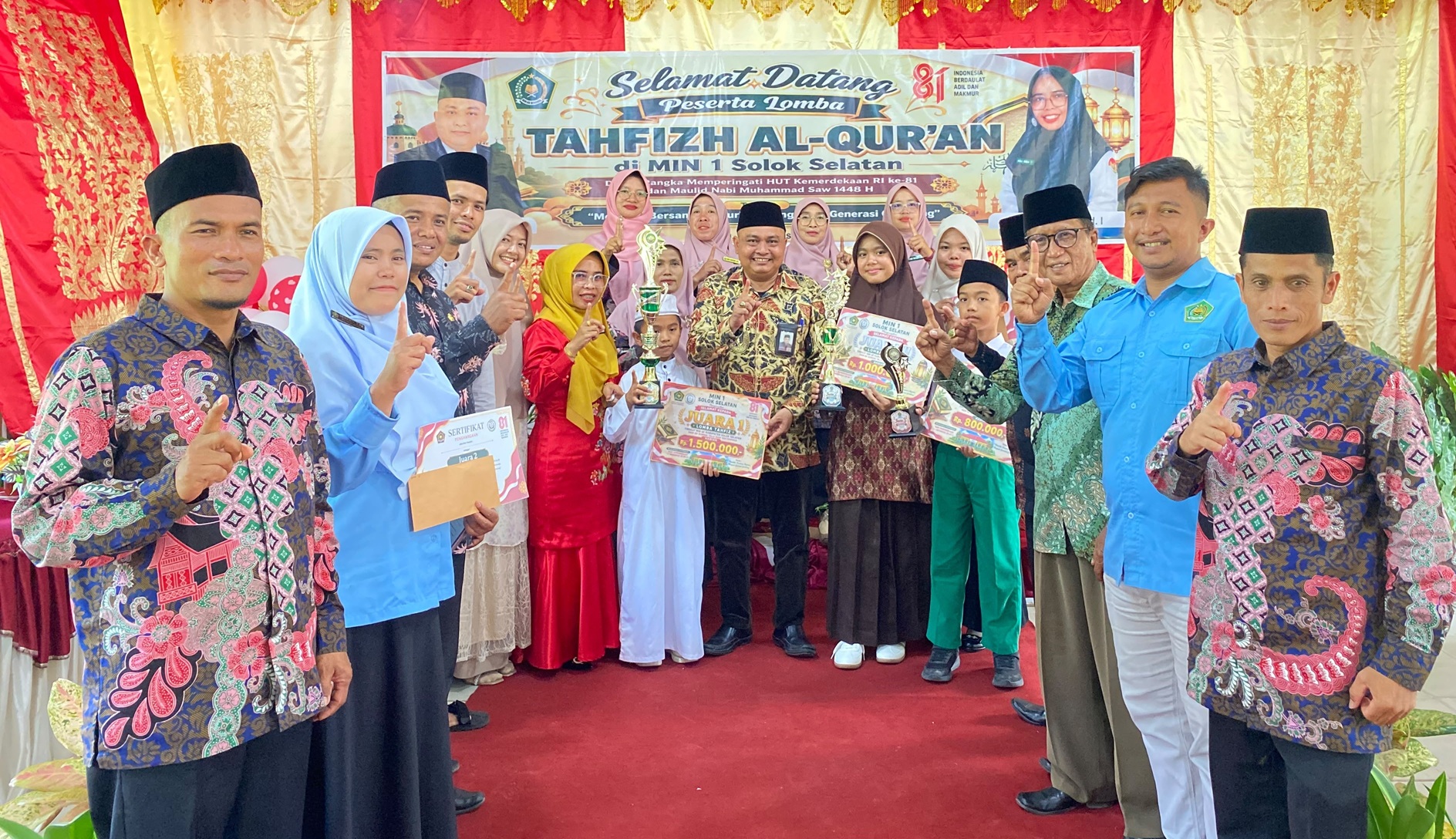 Kepala MIN 1 Solok Selatan Amoy Liza, S.Pd.I, bersama majelis guru dan kepala Kantor Kementrian Agama Kabupaten Solok Selatan Fitriyoni, SH., MH.
