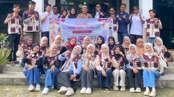 Mahasiswa KKN UNP saat foto bersama di halaman Kantor Wali Nagari Sungai Talang.