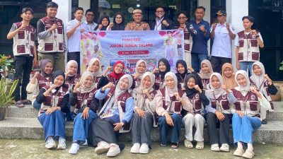 Mahasiswa KKN UNP saat foto bersama di halaman Kantor Wali Nagari Sungai Talang.