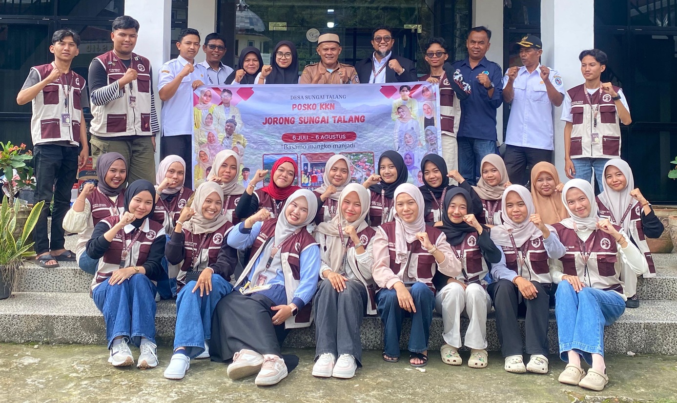 Mahasiswa KKN UNP saat foto bersama di halaman Kantor Wali Nagari Sungai Talang.