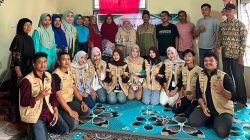 Dosen bersama Mahasiswa KKN Tamansiswa Padang saat melakukan penyeluhan terhadap Petani Bawang Merah di Nagari Batu Banjanjang, Kabupaten Solok.