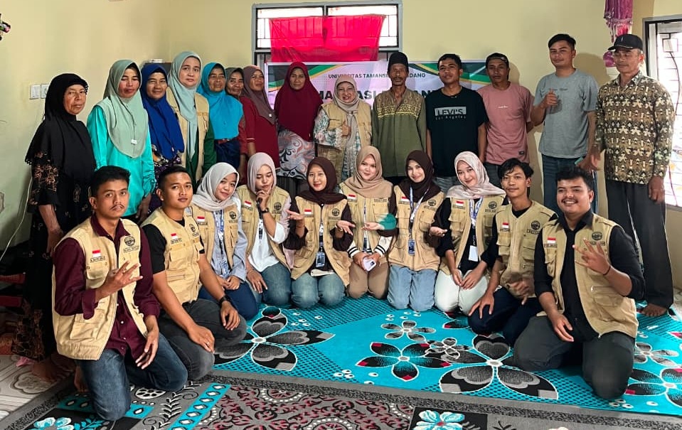 Dosen bersama Mahasiswa KKN Tamansiswa Padang saat melakukan penyeluhan terhadap Petani Bawang Merah di Nagari Batu Banjanjang, Kabupaten Solok.