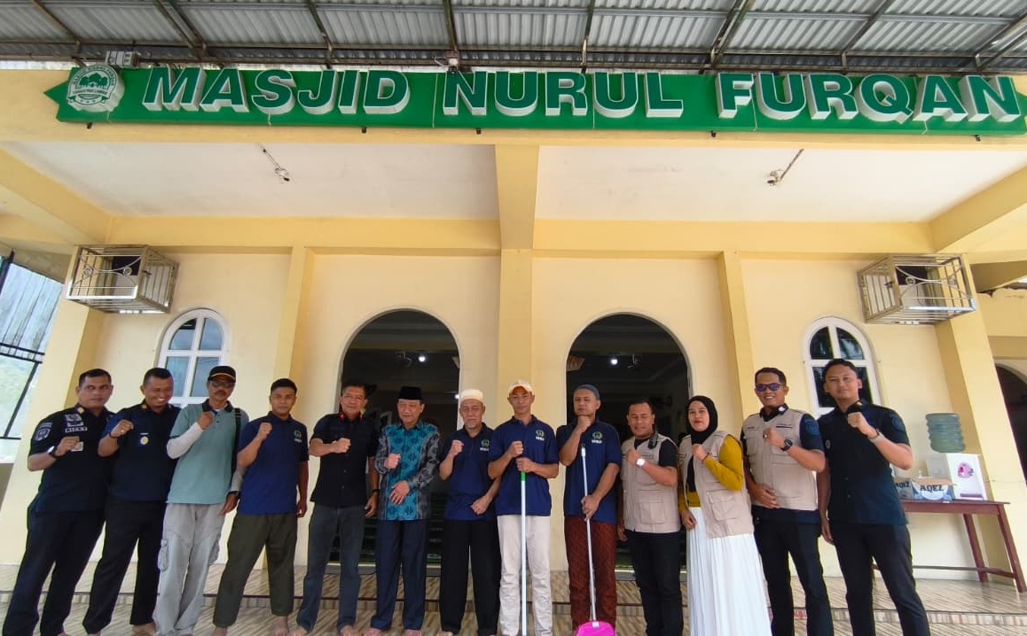 Kepala Rutan Kelas IIB Padangpanjang Novri Abbas bersama jajaran dan pengurus Masjid Nurul Furqon usai kegiatan gotong royong, Jum’at (07/08/2026).