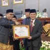 Diserahkan Mastilizal Aye, Ketua PWI Sumbar Widya Navies Terima PIN Emas  