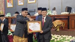 Wakil Ketua DPRD Kota Padang Mastilizal Aye saat menyerahkan piagam penghargaan kepada Ketua PWI Sumbar Widya Navies, Jum’at (07/07/2026).