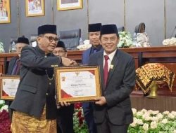 Diserahkan Mastilizal Aye, Ketua PWI Sumbar Widya Navies Terima PIN Emas  
