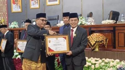 Wakil Ketua DPRD Kota Padang Mastilizal Aye saat menyerahkan piagam penghargaan kepada Ketua PWI Sumbar Widya Navies, Jum’at (07/07/2026).