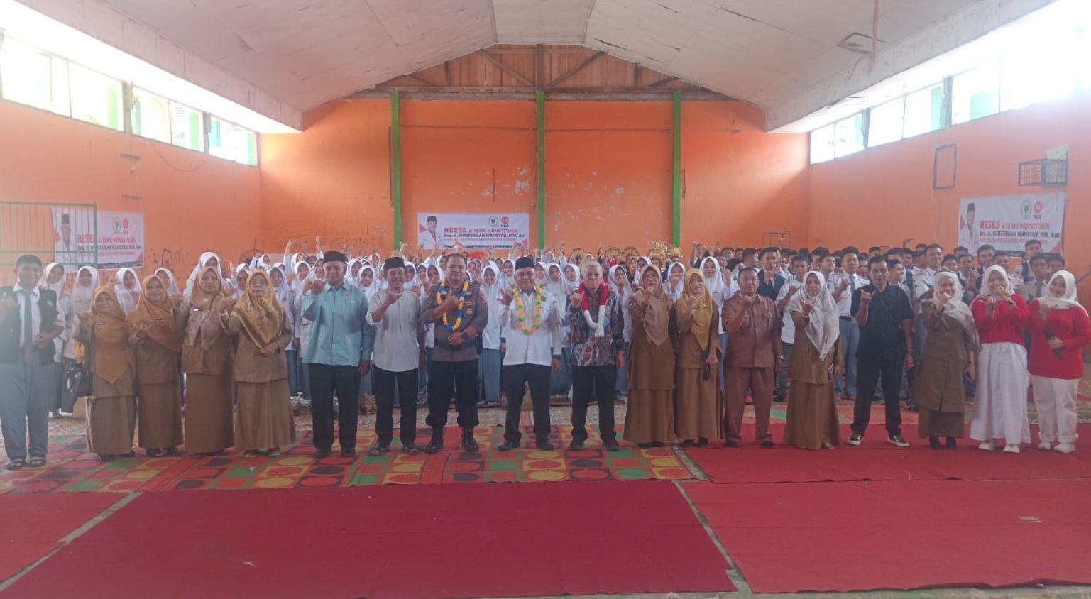 Wakil Ketua Komisi V, DPRD Provinsi Sumbar H. Nurfirman Wansyah, A. Pt. MM saat kegiatan Sosialisasi LGBT di SMAN 1 Solok Selatan, Selasa (18/08/2026).