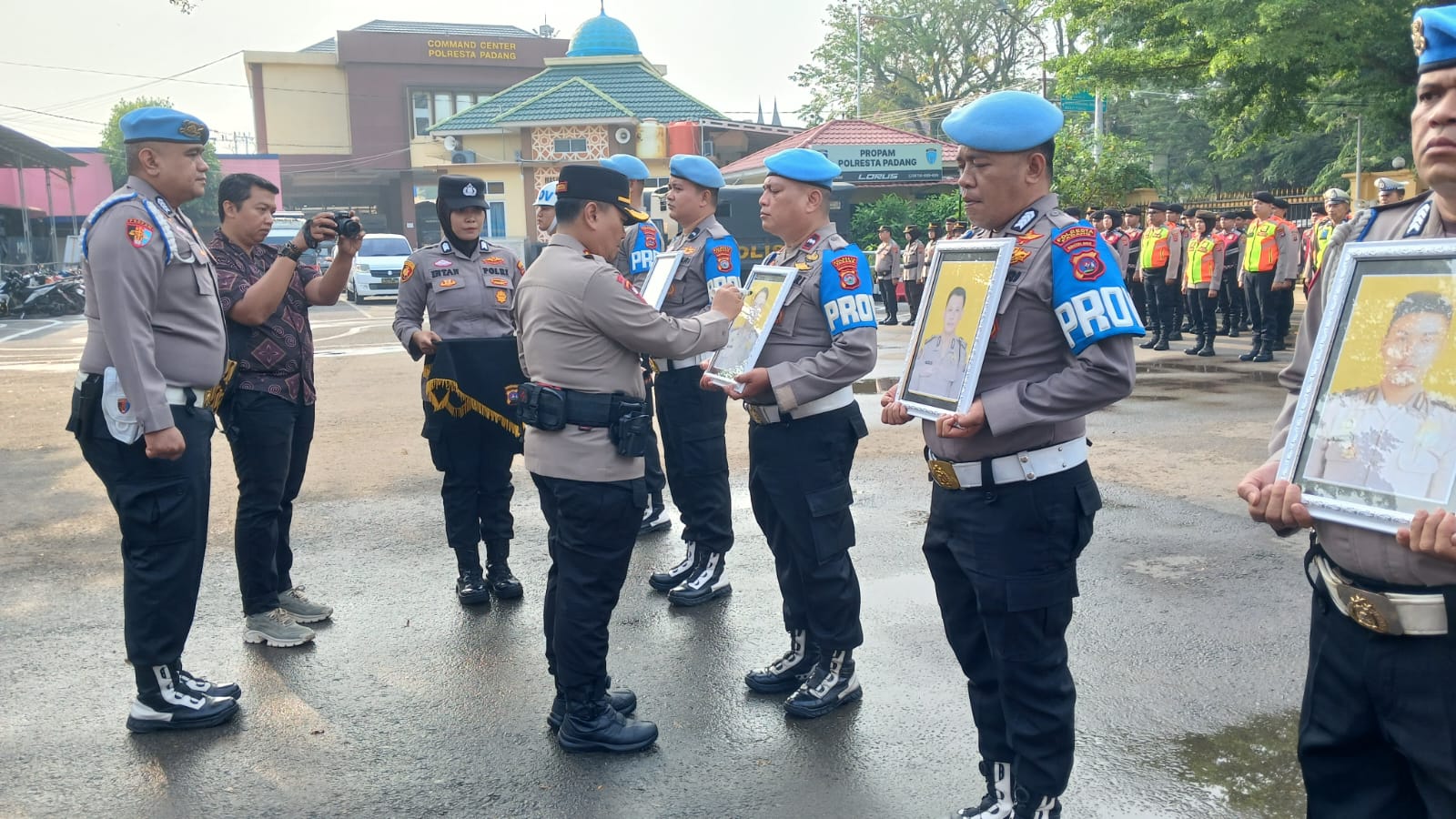 Kapolresta Padang Kombes Pol Apri Wibowo saat memimpin Upacara PDTH di halaman Mapolresta Padang, Jumat (14/08/2026). 
