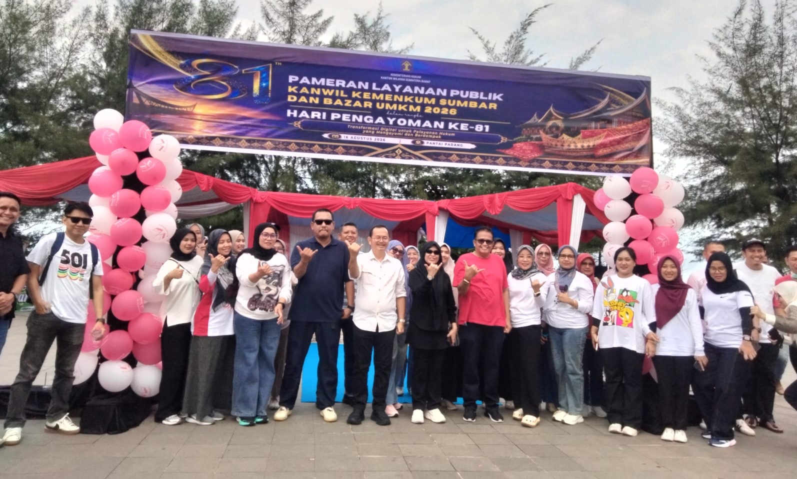 Pameran Layanan Publik dan Bazar UMKM 2026 Kanwil Kemenkum Sumbar di Pantai Padang, Minggu (16/8/2026).