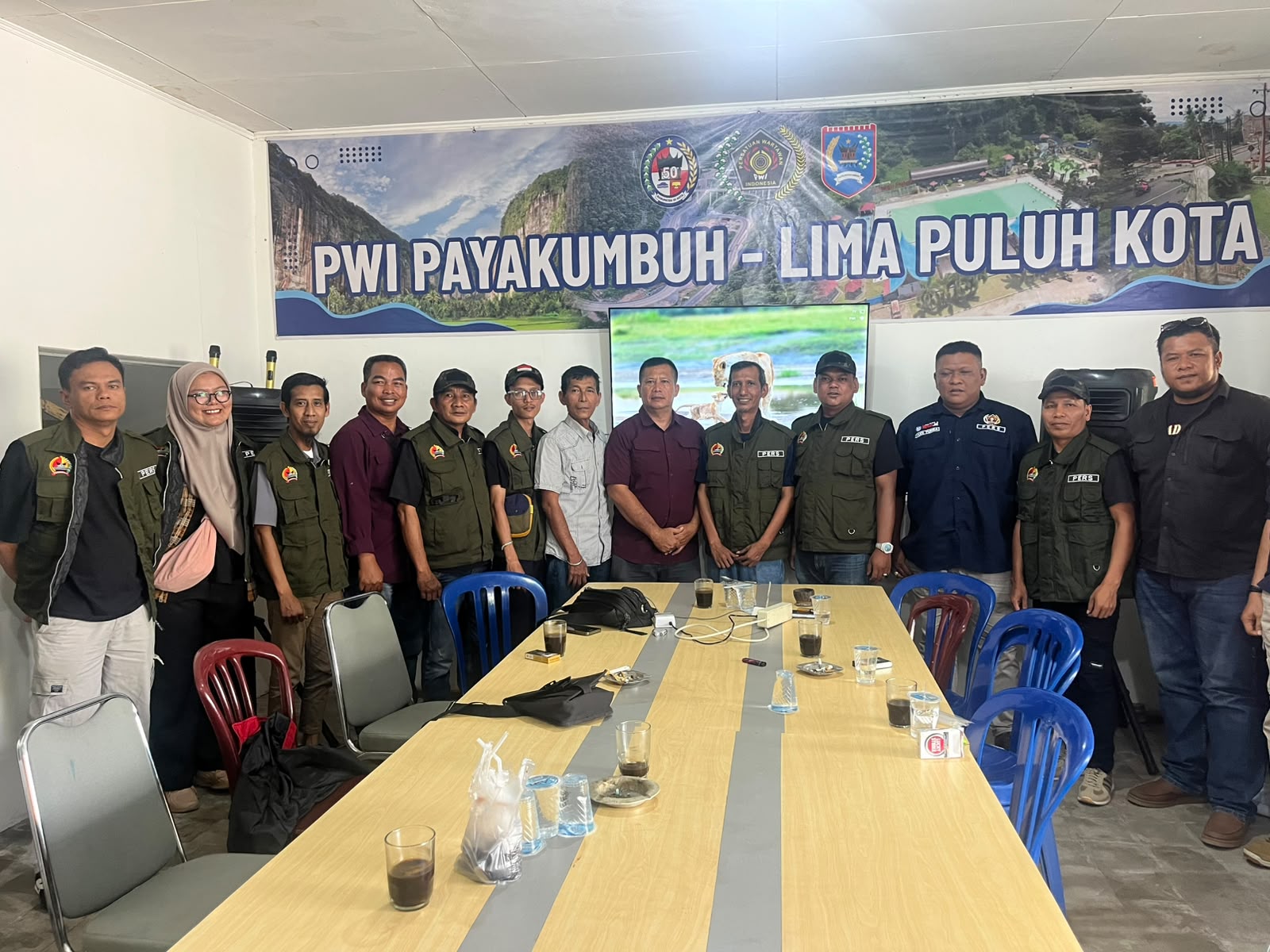Pasi Intel Kodim 0306 Limapuluh Kota Letda Czi Johan saat bersilaturahmi dengan jajaran pengurus PWI Payakumbuh-Limapuluh Kota, Kamis (20/08/2026). 