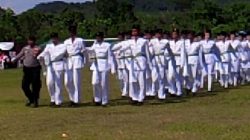 Pasukan Pengibar Bendera Kecamatan Kapur IX saat Upacara HUT RI di Nagari Padang Alai, Kapur IX, Limapuluh Kota, Senin (17/08/2026).