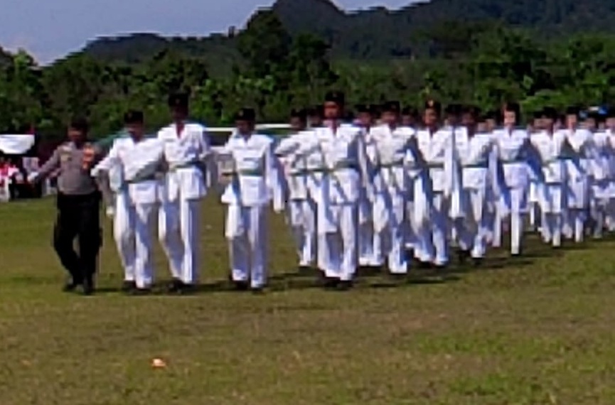 Pasukan Pengibar Bendera Kecamatan Kapur IX saat Upacara HUT RI di Nagari Padang Alai, Kapur IX, Limapuluh Kota, Senin (17/08/2026).