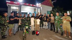 Pelaku pencurian yang diserahkan personil TNI Angkatan Laut Lantamal II Padang ke Polresta, setelah kabur dari kejaran polisi dan masuk kepada asrama TNI Angkatan Laut.