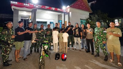 Pelaku pencurian yang diserahkan personil TNI Angkatan Laut Lantamal II Padang ke Polresta, setelah kabur dari kejaran polisi dan masuk kepada asrama TNI Angkatan Laut.