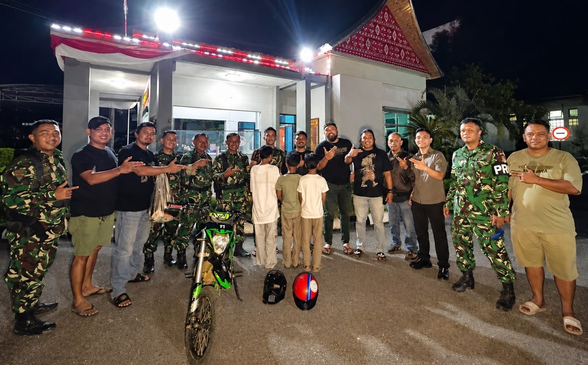 Pelaku pencurian yang diserahkan personil TNI Angkatan Laut Lantamal II Padang ke Polresta, setelah kabur dari kejaran polisi dan masuk kepada asrama TNI Angkatan Laut.
