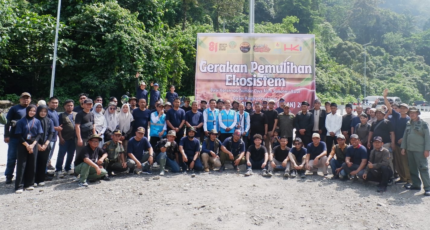 Penanaman pohon serentak Polres Padangpanjang yang dilaksanakan di TWA Megamendung, Kecamatan X Koto, Tanahdatar, Senin (10/08/2026).