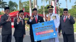 Direktur Kredit dan Syariah Bank Nagari Hafid Dauli dan Komisaris Utama Bank Nagari Andri Yulika menyerahkan Dividen Tahun Buku 2025 serta Bantuan Sosial Bidang Pendidikan Tahun 2026 kepada Gubernur Sumatera Barat Mahyeldi Ansharullah, Senin (17/08/2026).