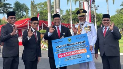 Direktur Kredit dan Syariah Bank Nagari Hafid Dauli dan Komisaris Utama Bank Nagari Andri Yulika menyerahkan Dividen Tahun Buku 2025 serta Bantuan Sosial Bidang Pendidikan Tahun 2026 kepada Gubernur Sumatera Barat Mahyeldi Ansharullah, Senin (17/08/2026). 
