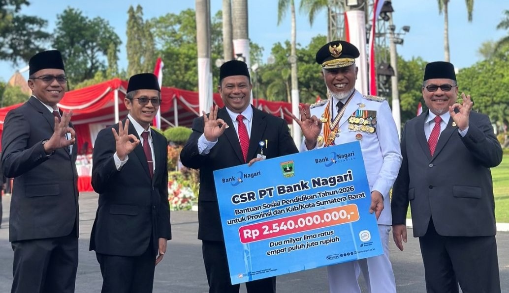 Direktur Kredit dan Syariah Bank Nagari Hafid Dauli dan Komisaris Utama Bank Nagari Andri Yulika menyerahkan Dividen Tahun Buku 2025 serta Bantuan Sosial Bidang Pendidikan Tahun 2026 kepada Gubernur Sumatera Barat Mahyeldi Ansharullah, Senin (17/08/2026). 