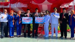 Penyerahan deviden dan CSR Bank Nagari kepada Bupati Pasaman Barat dalam rangkaian HUT ke 81 Kemerdekaan RI, Senin (17/08/2026).